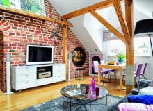 BAREK z podświetlanymi półkami powstał przypadkowo - w tym miejscu cegła nie nadawała się do renowacji. Witold wpadł na pomysł, żeby wnęka była okrągła, co nawiązuje do łukowatego przejścia oraz kształtu stolika kawowego.