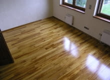 Różnica między lakierem a olejem jest podstawowa - pierwszy tworzy na powierzchni podłogi zabezpieczającą ją warstwę - mniej lub bardziej błyszczącą. Olej natomiast wnika w drewno impregnując je i nadając matowe wykończenie. wykańczanie parkietu