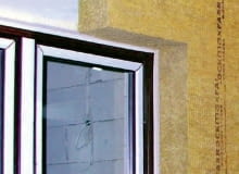 Styk okna montowanego przy zewnętrznej krawędzi muru powinno się całkowicie osłonić izolacją termiczną ściany Styk okna montowanego przy zewnętrznej krawędzi muru powinno się całkowicie osłonić izolacją termiczną ściany