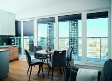 Funkcją osłon wewnętrznych jest ograniczanie nasłonecznienia pomieszczeń i ochrona przed ich przegrzewaniem. Mają one również zapewnić nam poczucie intymności. Ale na tym ich rola się nie kończy – osłony okienne mogą też być interesującym dopełnieniem wystroju wnętrz, Anwis ochrona przeciwsłoneczna