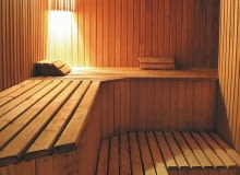 Nazwy tego drzewa król Salomon używał jako porównania w poetyckich zachwytach zarówno nad smukłością kobiecej figury, jak i nad wspaniałością budulca świątyni w Jerozolimie. Cedr należy do rodziny sosnowatych. Jego cztery odmiany rosną głównie w Azji i Afryce Północnej, a także w krajach śródziemnomorskich. To długowieczne, zawsze zielone drzewo jest rozłożyste i wysokie - sięga 40 m. Do rodziny cedrów często, choć niesłusznie, jest zaliczana sosna syberyjska (jej ludowa nazwa brzmi kiedr), będąca kuzynką naszej limby.<br/> Sauna wyłożona boazerią z drewna cedrowego, scandinavia.net, 427 zł/m kw. Nazwy tego drzewa król Salomon używał jako porównania w poetyckich zachwytach zarówno nad smukłością kobiecej figury, jak i nad wspaniałością budulca świątyni w Jerozolimie. Cedr należy do rodziny sosnowatych. Jego cztery odmiany rosną głównie w Azji i Afryce Północnej, a także w krajach śródziemnomorskich. To długowieczne, zawsze zielone drzewo jest rozłożyste i wysokie - sięga 40 m. Do rodziny cedrów często, choć niesłusznie, jest zaliczana sosna syberyjska (jej ludowa nazwa brzmi kiedr), będąca kuzynką naszej limby.<br/> Sauna wyłożona boazerią z drewna cedrowego, scandinavia.net, 427 zł/m kw.