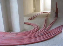 25.02.2004 RADZYMIN DOM BUDOWA INSTALACJA GRZEWCZA RURY CIEPLOWNICZE OGRZEWANIE PODLOGOWE FOT. WOJCIECH SURDZIEL / AGENCJA GAZETA PUBLIKACJA LADNY DOM NR 5 (67) - 5.2004