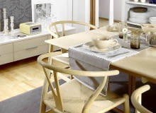 Materiały. Na ogół naturalne - dużo drewna (także giętego), zazwyczaj jasnego. Pojawia się również płyta, głównie lakierowana na biało. W dodatkach stosuje się szkło, najczęściej białe, nieco surowe, choć przedmioty mogą przybierać fantazyjne formy. 04.03.2008 WARSZAWA SESJA WNETRZA STYL SKANDYNAWSKI STYLIZACJA KAROLINA SWIDERSKA DLA CZASOPISMA CZTERY KATY FOT. ARKADIUSZ SCICHOCKI / AGENCJA GAZETA PUBLIKACJA CZTERY KATY NR 5 (199) - 5 2008