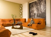 Aranżacja. Zdjęcie na ścianie pokoju dziennego to nie gotowa fototapeta, ale powiększona rodzinna fotografia. Miękkie kanapy Togo zaprojektował francuski designer Michel Ducaroy. W rogu włoska lampa z lat 60. UWAGA PONOWNA PUBLIKACJA ZA ZGODA WLASCICIELI wnętrza, meble, salon, mieszkanie, aranżacje