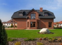 Daszki lukarn z rynnami odprowadzającymi wodę przed ścianę frontową Daszki lukarn z rynnami odprowadzającymi wodę przed ścianę frontową