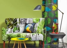 MEBLE: Sofa, obicie z tkaniny proj. Christiana Lacroix na zamówienie Decodore; stolik (żółty) - 459 zł Home & Moods; stolik (czarny) - 1074 zł, Decolor. POZOSTAŁE: Lampa - 3549 zł, BoConcept; poduszka - 85 zł, dawanda.pl; zasłona z tkaniny, szer. 280 cm - 369 zł, Home Sweet Home; firanka - 49,99 zł/2 szt., świeczniki - 49,99 zł/3 szt., świece - 14,99 zł/20 szt., IKEA; patera - 79 zł, home&you