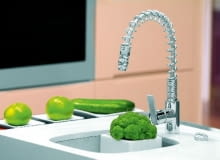 Stojąca wysoka bateria z wylewką w sprężynie. Takie modele są teraz bardzo modne Stojąca wysoka bateria z wylewką w sprężynie. Takie modele są teraz bardzo modne