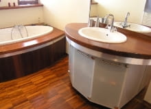 Podłoga przemysłowa, zwłaszcza wykonana z egzotycznych gatunków drewna, jest wciąż bardzo modnym materiałem podłogowym. podłoga przemysłowa