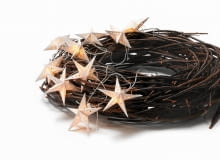 Nie tak błyszczące, nie tak strojne, a jednak pełne uroku. Ozdoby z szyszek, gałązek czy z kawałków nieokorowanego drewna zachwycają swoją skromną urodą. Udekorują zarówno rustykalne, jak i minimalistyczne wnętrza.