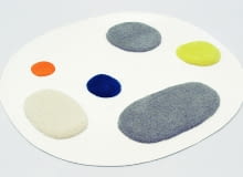 Umami dywan z wyspami o różnych fakturach. Stąpanie po nim na bosaka dostarcza rozmaitych doznań. Umami dywan z wyspami o różnych fakturach. Stąpanie po nim na bosaka dostarcza rozmaitych doznań.