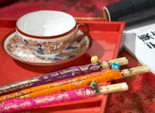 Kuszą innością i oryginalnością - nic więc dziwnego, że dzieła sztuki i wyroby rzemiosła chińskiego od dawna fascynowały Europejczyków. Chinoiserie (tak dawniej nazywano przedmioty z Chin) największą popularnością cieszyły się w okresie rokoka, kiedy zamożni ludzie urządzali nimi swoje salony. 07.05.2008