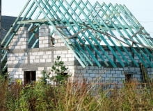 Ściany nośne poddasza są obciążone drewnianą konstrukcją więźby dachowej. Obciążenia "spływające" z niej powinny przejąć poniżej usytuowane ściany nośne - dla poddasza są to ściany kolankowe i częściowo ściany szczytowe.