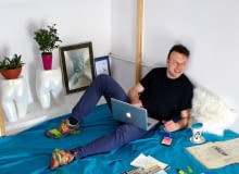 Rafał Dominik w pracowni.