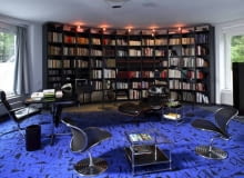 Salon. Dużo wolnej przestrzeni, dobra akustyka, ogromna biblioteka, swobodnie rozstawione meble - wszystko w tym pomieszczeniu służy relaksowi przy lekturze i muzyce. POKOJ WNETRZA MEBLE BIBLIOTEKA KSIAZKI WNęTRZA, MEBLE, KSIążKI, aranżacje, salon, biblioteka, gabinet