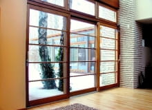 Coraz lepsze właściwości termoizolacyjne okien, w połączeniu z ich odpowiednim rozmieszczeniem względem stron świata, pozwalają z jednej strony na ograniczenie strat ciepła, a z drugiej - na darmowe zyski energii słonecznej ciepłe okna