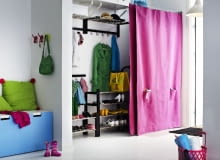 Ekonomiczna wersja szafy wnękowej przy wejściu - ozdobna tkanina zawieszona na stalowej lince zasłania ubraniowy rozgardiasz przedpokój,aranżacja wnętrz