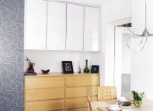 <B>Czasem zamiast szukać wymarzonego mebla w sklepie lub zamawiać jego wykonanie u fachowca, szybciej i taniej można skonstruować go własnoręcznie. Pokazujemy krok po kroku, jak samemu zrobić wiszącą szafkę wnękową.</B> <BR />Pracę zaczynamy od wyszukania w sklepach gotowych frontów o wymiarach pasujących do wnęki, którą chcemy zabudować. My wykorzystaliśmy przeszklone drzwiczki ikeowskich regałów Billy, o szerokości 40 cm (w ofercie są też inne wymiary). To wygodne rozwiązanie, bo w komplecie z drzwiczkami są zawiasy i uchwyty. Wymiary drzwiczek uwzględniają też niezbędne tzw. luzy, gwarantujące swobodne otwieranie (bardzo ważne przy środkowych frontach). Jeśli te luzy byłyby za duże, nadmiar centymetrów można zgubić po bokach, budując konstrukcję z grubszych listew. 16.05.2012 WARSZAWA SESJA ZROB TO SAM KROK PO KROKU NA ZDJECIU WNETRZE NAPRAWA USZKODZONEGO GNIAZDKA SIECIOWEGO PODTYNKOWEGO STYLIZACJA -------------- DLA CZASOPISMA CZTERY KATY FOT. TATA STUDIO / TEL 0501255063 SLOWA KLUCZOWE: ZROB TO SAM