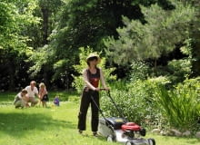 KOSIARKA HONDA HRG 46 z silnikiem spalinowym, o szerokości roboczej 46 cm, wyposażona w funkcję mulczowania, ok. 1800 zł, Honda/Castorama. IZY ACTION 4W 0002