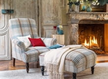 W blasku ognia. Nie ma to jak otulić się ciepłym pledem i z kubkiem kawy oddać się lekturze w wygodnym fotelu. Przerzucony przez poręcz lub podnóżek koc będzie zawsze pod ręką, gdy zrobi się chłodno. W blasku ognia. Nie ma to jak otulić się ciepłym pledem i z kubkiem kawy oddać się lekturze w wygodnym fotelu. Przerzucony przez poręcz lub podnóżek koc będzie zawsze pod ręką, gdy zrobi się chłodno.