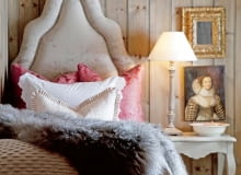 Zaczynamy od ATMOSFERY. To słowo kluczowe, nie tylko dlatego, że ma na początku literę 'a'. Odpowiednia atmosfera w sypialni jest najważniejsza. Musi być dobra, wtedy również S jak SEN będzie dobry. Tworzą ją nie tylko przedmioty materialne, np. Ł jak ŁÓŻKO, P jak POŚCIEL, R jak ROLETA, ale również rzeczy ulotne, np. H jak HARMONIA. Dlatego zanim zaczniemy urządzać pokój, zastanówmy się, co lubimy, co nas relaksuje i uspokaja. To, czy sypialnia będzie kolorowa, pełna wzorów, czy wręcz przeciwnie - prosta, monochromatyczna, ascetyczna, niech zależy wyłącznie od naszych upodobań i tego, co pozwala nam nie tylko szybko zasnąć, ale i dobrze się wyspać. QNorway, Buskerud, Kikut, feature : Chalet in Kikut (stylism Nina Nilsen/Cille)