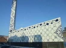 Nietypowa kotłownia w centrum Roombeeku w Holandii projektu biura Architekten Cie z Amsterdamu. Wygląda jak gigantyczny piec kaflowy, bo cały budynek pokrywają panele z biało-niebieskimi wzorkami stworzonymi przez króla szablonu - artystę Hugo Kaagmana nietypowe, holandia, fasada, elewacja, ciekawostki, architektura