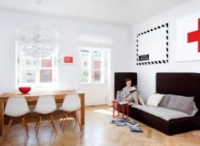 MIESZKANIE. W albumie o starym Żoliborzu jest zdjęcie domu, w którym mieszkają nasi gospodarze. Na fotografii zrobionej pod koniec lat dwudziestych ubiegłego wieku widać trzypiętrowy budynek, dookoła którego rozpościera się szczere pole. Dzisiaj to ciasno zabudowana część miasta, kilka kroków od placu Wilsona. Kiedyś peryferie, dzisiaj dobry adres. A pod tym adresem - pieczołowicie odnowione stare wnętrze. <BR /> Wspólną pasją gospodarzy jest sztuka nowoczesna. Obrazy, grafiki, plakaty i meble (ikony designu) są tutaj wszędzie. Krzesła to klasyczne modele Charlesa i Raya Eamesów z 1950 r. Obrazy nad sofą namalowala Anna Fryer, malarka obecnie mieszkająca w Tokio. Dębowy stół według projektu pani domu zrobił stolarz z Mazur. Modułowa sofa zmienia układ zależnie od potrzeb.