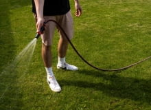 Kosiarka traktorek, aerator do trawy i tanie obrzeże ogrodowe: kompleksowy przewodnik po wiosennej regeneracji ogrodu