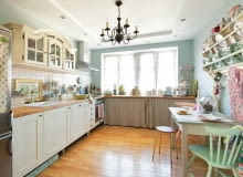 Żadnego przedmiotu - starego, zaniedbanego, porzuconego - nasi gospodarze nie?traktują obojętnie. Dla tych wszystkich rzeczy znajdują miejsce w mieszkaniu, nadając im nowe, piękne oblicze, a często i przeznaczenie. Meble i drobiazgi rozkwitają w ich rękach, a wnętrze zyskuje wygląd domostwa z własną historią. <BR /> MIESZKANIE. Romantyczny wystrój kuchni stworzył pan Grzegorz, pani Karolina dodała tylko koloru krzesłom stojącym przy stole po pradziadku. Gospodarz wyszukał płytki stylizowane na stare, zastąpił fronty szafek zasłonkami, a zamiast półek zawiesił nadstawkę kredensu. aranżacje kuchni, kuchnia w stylu retro, meble kuchenne