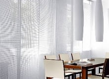 Żegnajcie tradycyjne koronkowe firanki! Oto zasłony ery hi-tech: perforowana blacha swobodnie przesuwająca się na stalowych szynach