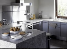 Blat roboczy wykonany z białego kompozytu i blat podręczny z granitu KUCHNIA WNETRZE MEBLE