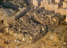 Zdjęcie lotnicze z Kowloon Walled City wykonane w 1989 roku. Zdjęcie lotnicze z Kowloon Walled City wykonane w 1989 roku.