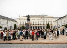 04.08.2010 WARSZAWA , KRAKOWSKIE PRZEDMIESCIE , LUDZIE ZGROMADZENI PRZED KRZYZEM POD PALACEM PREZYDENCKIM . KRZYZ POSTAWIONY PO TRAGEDII SMOLENSKIEJ , MIAL BYC PRZENIESIONY W DO KOSCIOLA SW. ANNY LECZ W WYNIKU PRZEPYCHANEK Z OBRONCAMI KRZYZA POZOSTAL NA OBECNYM MIEJSCU . FOT. FRANCISZEK MAZUR / AGENCJA GAZETA SLOWA KLUCZOWE: KRZYZ KATASTROFA SMOLENSKA PALAC PREZYDENCKI OBRONCY KRZYZA ZALOBA ZDJĘCIE DO WKŁADKI: DGWRP Gazeta WyborczaKraj