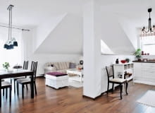 Podczas urządzania mieszkania często stajemy wobec problemów dotyczących wykończenia wnętrza, dobrania dodatków i kolorów. Nasza stylistka pomaga je rozwiązać. Zachęcamy, piszcie do nas na adres: czterykaty@agora.pl.<br/> <b>Za kilka miesięcy odbieram kawalerkę. Zależy mi na jej optycznym powiększeniu, wyburzę więc ścianę między kuchnią a pokojem. Reszta ścian będzie biała, a meble jasne. Chcę tez położyć jednolitą podłogę w całym mieszkaniu (uniknę wtedy progów i kolorystycznych granic między strefami). Czy ceramiczne płytki imitujące drewno to dobry pomysł?</b><br/> Ułożenie takiej samej podłogi w całej kawalerce to dobry pomysł (można wyłączyć łazienkę, która przecież zwykle jest ukryta za drzwiami). Odradzałabym jednak płytki, zarówno ceramiczne jak i gres. Materiały te mogą imitować drewno; są jednak zimne w dotyku, w pokoju więc może wiać chłodem, nieprzyjemnie się też po nich chodzi na bosaka. Moim zdaniem lepiej zdecydować się na podłogę drewnianą, tyle że ze względu na kuchnię trzeba wybrać gatunek odporny na ścieranie i na działanie wilgoci, np. egzotyczny tek. Niestety, takie podłogi bywają drogie. Znacznie tańszym (ale równie estetycznym) rozwiązaniem będą panele laminowane, które do złudzenia przypominają drewno, są też bardzo trwałe. W dodatku błyskawicznie się je układa. UWAGA ! PONOWNA PUBLIKACJA WYLACZNIE ZA ZGODA WLASCICIELI NAMYSLOW , MIESZKANIE NA PODDASZU , WNETRZA , MEBLE WLASCICIELKA MIESZKANIA - ANNA MACIEJEWSKA STYLIZACJA AGNIESZKA OSAK-REJMER FOT. SYLWESTER REJMER PUBLIKACJA CZTERY KATY NR 9 (239) - 9 2011 SLOWA KLUCZOWE: ARCHITEKTURA WNETRZE MEBEL ZDJĘCIE DO WKŁADKI: PUBLIKACJA CZTERY KATY NR 9 (239) - CZASOPISMA