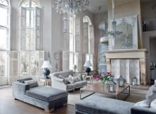 Na pierwszym planie: robione na zamówienie szezlongi. Piękne i praktyczne, bo obite welurem, na którym nie widać zagnieceń.