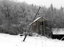 Mroźny styczeń był sprawdzianem stanu sieci energetycznej. Za jego kiepski wynik możemy teraz wystawić rachunek 11.01.2009 HUTA NOWA . ENERGETYCY NAPRAWIAJA USZKODZANA NA SKUTEK OBLODZENIA SIEC ENERGETYCZNA .