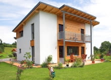 Dzięki zastosowaniu na środku elewacji drewnianego, pionowego szalunku, dom wydaje się być wyższy - Hausbesuch- Familie Moser in Scharnstein, Oberoesterreich, 31.07.07 Foto: Hans-Rudolf Schulz