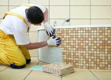 Jaki klej jest najlepszy do układania płytek na płycie gipsowej? układanie płytek, obudowa wanny, klej do płytek, płyta g-k