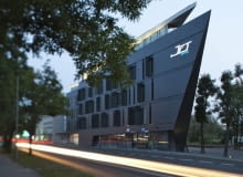 Poznań wzbogacił się o nowoczesny obiekt biurowy, który swoim kształtem przypomina pędzący okręt. Zobacz budynek z pracowni Insomia Szymona Januszewskiego, uchwycony obiektywem Anny Gregorczyk, poznańskiej fotografki architektury.