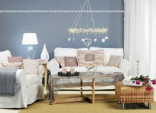 Białe meble i ściany w szaro-niebieskim odcieniu