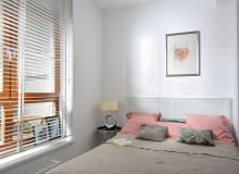 W oknie sypialni, tak jak w części dziennej, zamontowano białą żaluzję. W spokojnej aranżacji wnętrza przeważają odcienie beżu i jasnej czerwieni. W oknie sypialni, tak jak w części dziennej, zamontowano białą żaluzję. W spokojnej aranżacji wnętrza przeważają odcienie beżu i jasnej czerwieni.