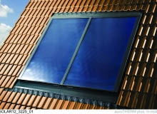 Zestaw płaskich kolektorów słonecznych nie tylko można zamontować na dachu, ale również wbudować je w jego połać