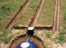 Oczyszczalnia ścieków z drenażem rozsączającym: rozprowadzi w gruncie wszystkie ścieki z domu i tylko co dwa lata ją samą trzeba oczyścić. Oczyszczalnia ścieków z drenażem rozsączającym: rozprowadzi w gruncie wszystkie ścieki z domu i tylko co dwa lata ją samą trzeba oczyścić.