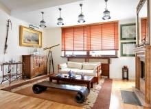 Wystarczy przekroczyć próg mieszkania państwa Ewy i Piotra, by poczuć się niczym w kolonialnej rezydencji albo na starym galeonie. W końcu mieszkając w Sopocie, trudno nie marzyć o zamorskich podróżach. <BR /> MIESZKANIE. Morskie klimaty: reprodukcje starych map, mosiężna luneta, lampy z kotwicami wyglądające jak zniszczone przez słoną morską wodę (to efekt patynowania). salon, aranżacja salonu