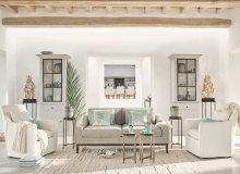 Kilka muszli i poduszki z wizerunkiem korali morskich wprowadziły tu wakacyjny klimat. Kilka muszli i poduszki z wizerunkiem korali morskich wprowadziły tu wakacyjny klimat.