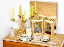 W roli obrazka. Drewniane gablotki z szybką z przodu (dwie albo trzy, w zależności od potrzeb) łączymy zawiasami jak parawan. Usuwamy plecy gablotek, a w ich miejsce wkładamy niskie szybki - w ten sposób powstaną przezroczyste schowki na korale. W górną listwę ramki wkręcamy haczyki, na których zawiesimy bransoletki, kolczyki, wisiorki itp. WNETRZA GABLOTKI NA BIZUTERIE