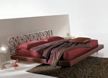 ŁÓŻKA. Fantazyjne wygięcia, misterne, wręcz koronkowe wzory utrwalone w metalu świadczą o dużym kunszcie wytwórców metalowych łóżek. Takie meble to propozycja dla tych, którzy lubią rzeczy oryginalne. <BR /> Michel, malowane proszkowo, rama obita skórą, 160 x 200 cm, 10 737 zł, Kler