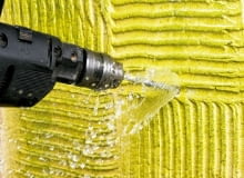 Taka wpadka może się przydarzyć nawet najlepszemu majsterkowiczowi - chyba że mamy specjalną wiertarkę, która sama się wyłączy w momencie natrafienia na rurę lub przewód elektryczny 06.11.2007 WIERCENIE PEKA RURA WODA FOT. MARCIN KLABAN / AGENCJA GAZETA