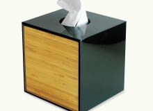 <B>Kosmetyki w firmowych opakowaniach nie dodają łazience urody, warto przełożyć je do ładnych pojemników dopasowanych do jej stylu. Starannie wybierzmy także inne drobiazgi.</B> <BR >AKCESORIA. Pojemnik na chusteczki, bambus, 140 zł, ecomateria.pl