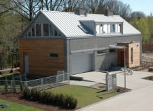 W podwarszawskim Sulejówku powstało osiedle siedmiu wolnostojących domów jednorodzinnych. Teren osiedla w pobliżu lasu, od jednej strony graniczy z mocno zadrzewionymi i zabudowanymi działkami, z drugiej przylega do rowu melioracyjnego wypełnionego wodą. W podwarszawskim Sulejówku powstało osiedle siedmiu wolnostojących domów jednorodzinnych. Teren osiedla w pobliżu lasu, od jednej strony graniczy z mocno zadrzewionymi i zabudowanymi działkami, z drugiej przylega do rowu melioracyjnego wypełnionego wodą.