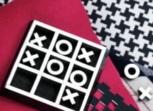 W tym sezonie znów noszą ją wszyscy. Ten najnowszy trend zauważają również projektanci wnętrz - w proste kratki, szachownice czy kurze stopki ubierają większość domowych przedmiotów: od drobiazgów, przez tkaniny, po meble.<BR /> Dekoracje w kratkę. Gra w kółko i krzyżyk - 149 zł, Bed & Breakfast; podkładka - 23 zł, Formanowa; poduszka (różowa) - 135 zł, BoConcept; poducha na fotel (w kurzą stopkę) - 1229 zł (cena całego fotela), Cube; koc (w tle) - 495 zł, Nap. 14.01.2011 , WNETRZA , KOLOR I WZOR , TEMAT KRATA , SESJA DLA : CZTERY KATY , STYLIZACJA JOANNA PLACHECKA . FOT. MICHAL MUTOR / AGENCJA GAZETA